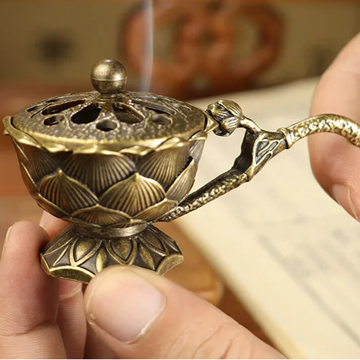 Quemador de incienso retro: de metal, de mano, con asa.